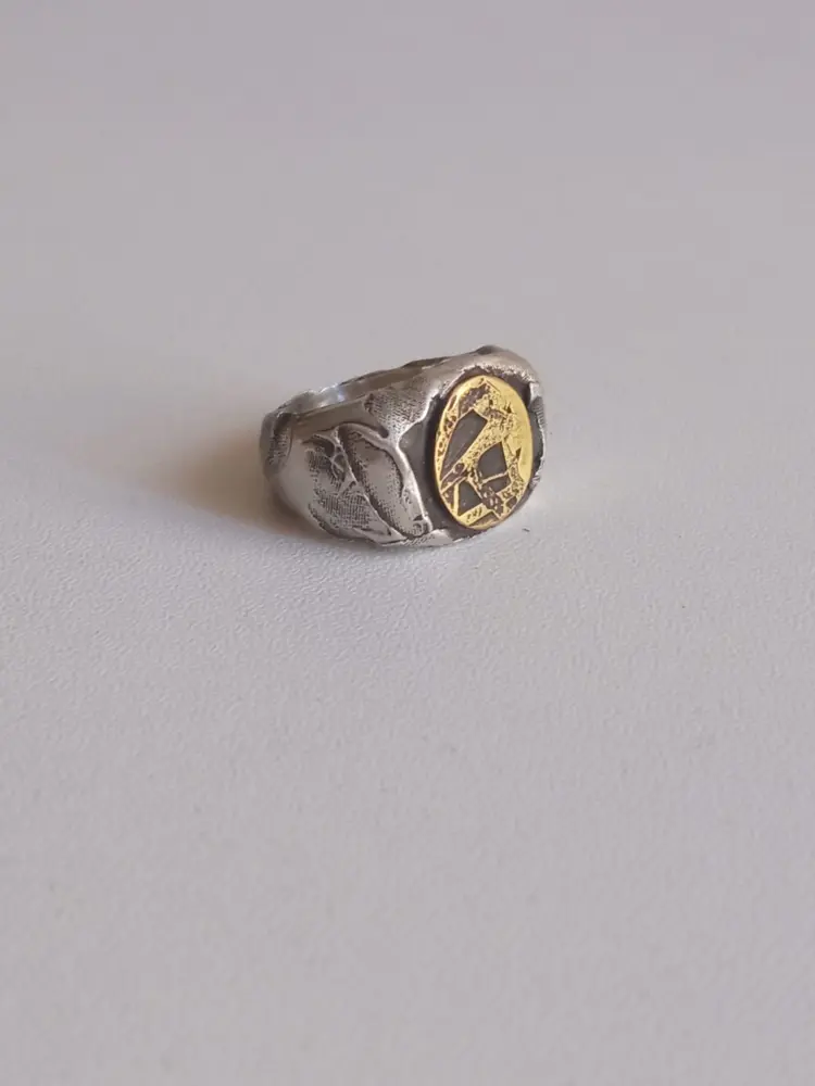 Anillo sello de plata texturizada con placa dorada grabada