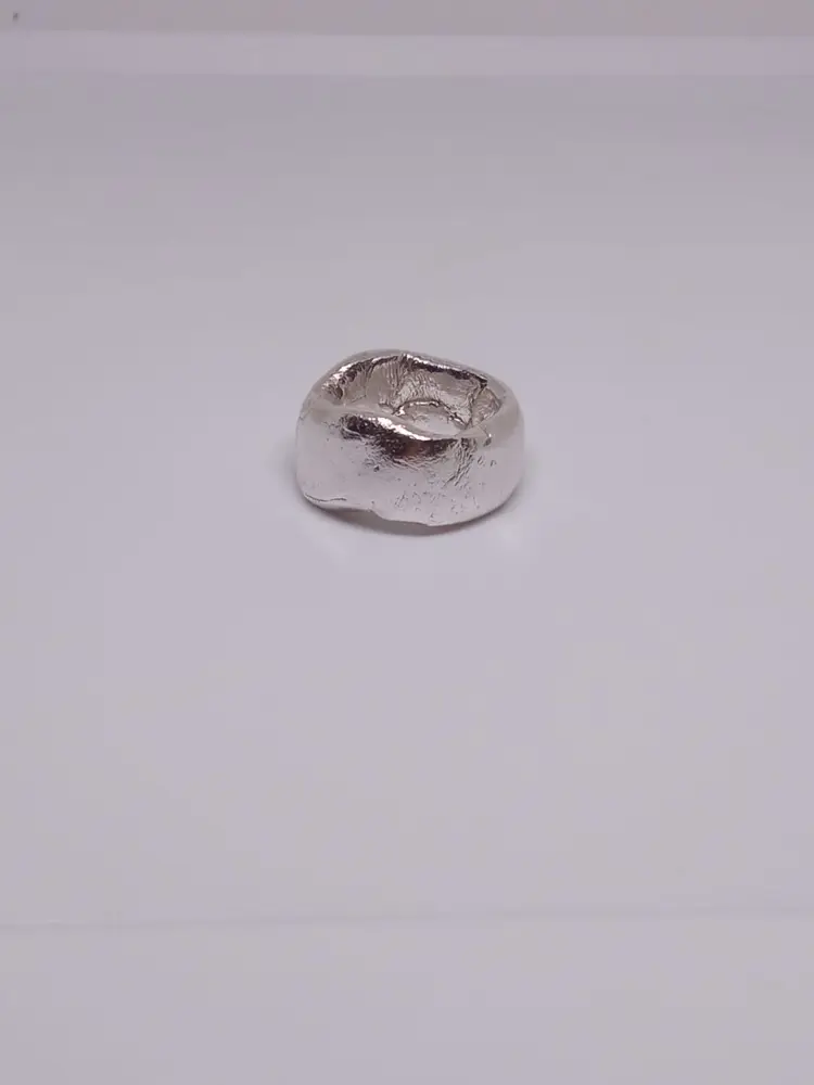 Anillo de plata de forma orgánica con superficie martillada