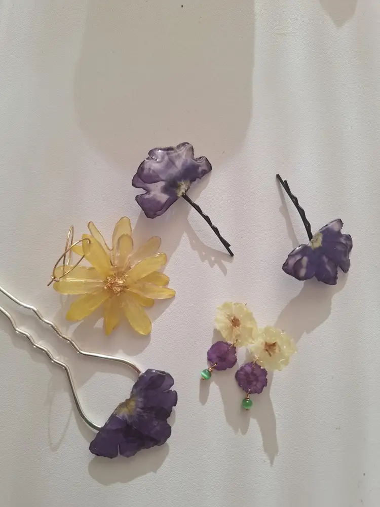 Horquillas y pendientes de resina con flores violeta y amarilla
