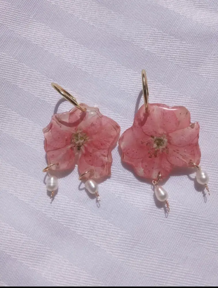 Resin earrings with a pink flower and a pearl