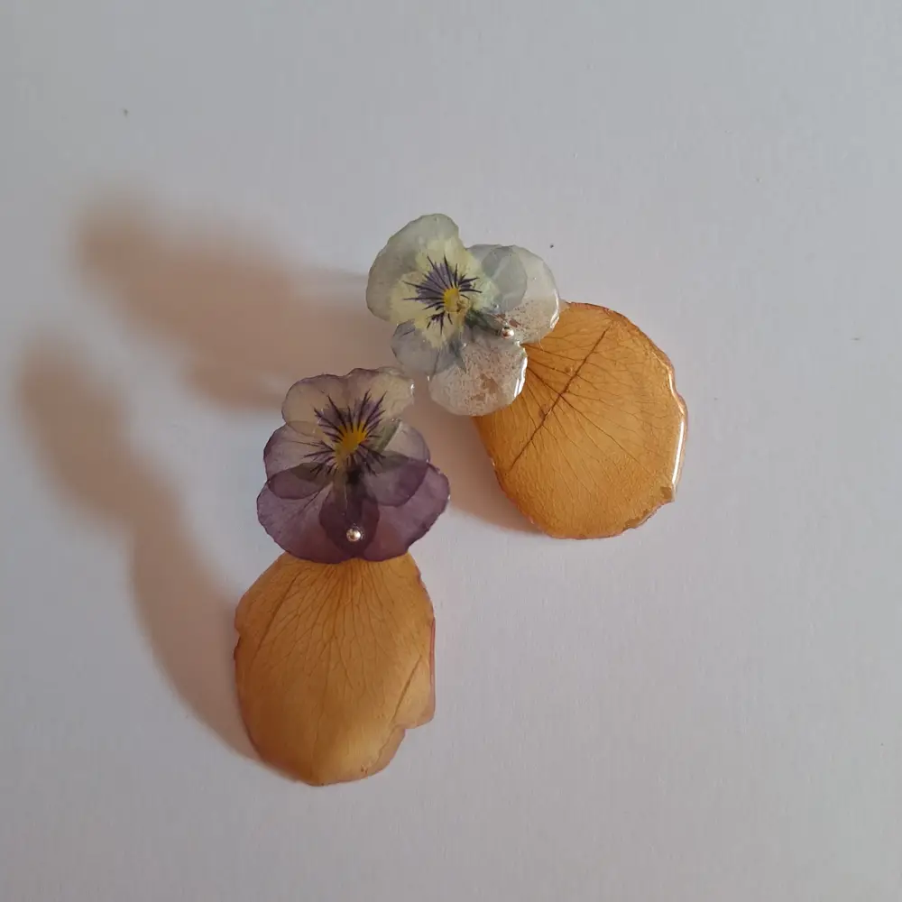 Resin earrings with a pansy flower and an amber petal