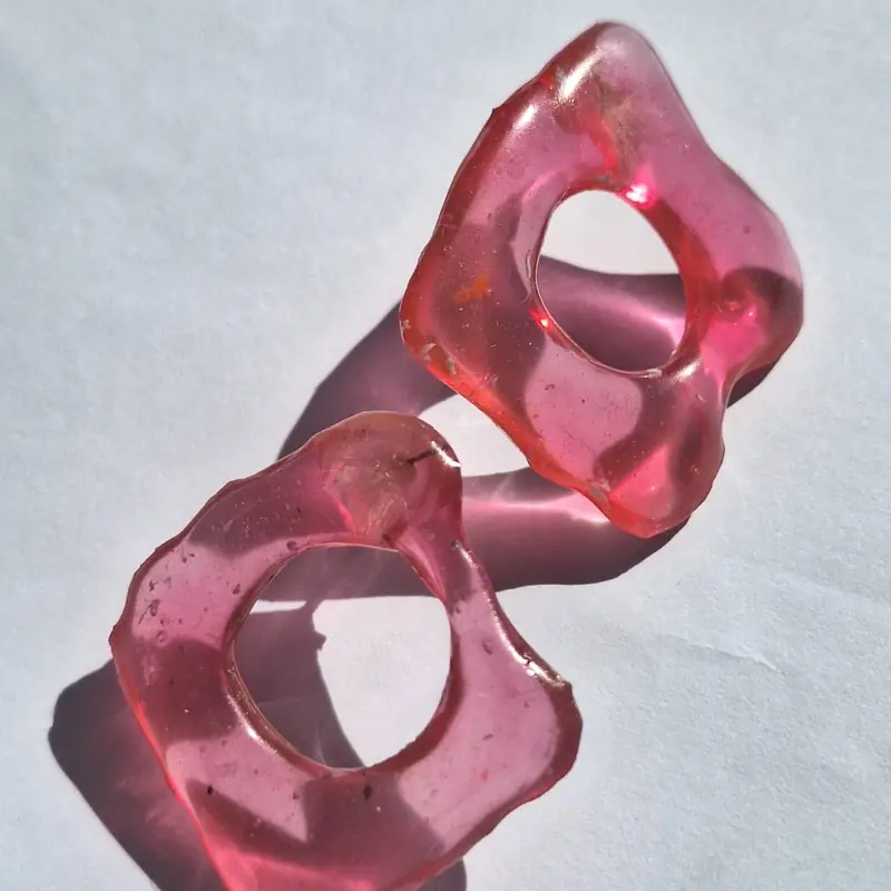 Pendientes de resina rosa con formas orgánicas, hechos en un curso de joyería en Barcelona
