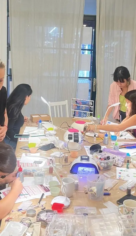 Grupo de amigas creando joyas de resina en el Taller Barcelona