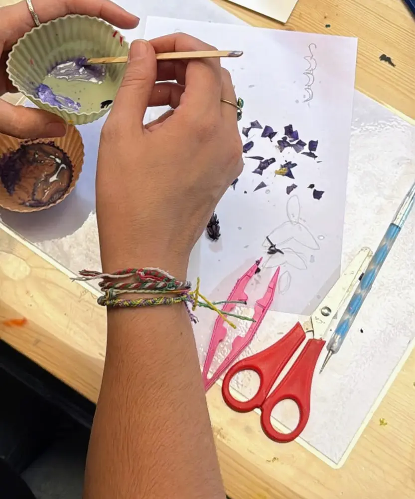 Pétalos de flores secas y resina de color en el taller de joyería con flores