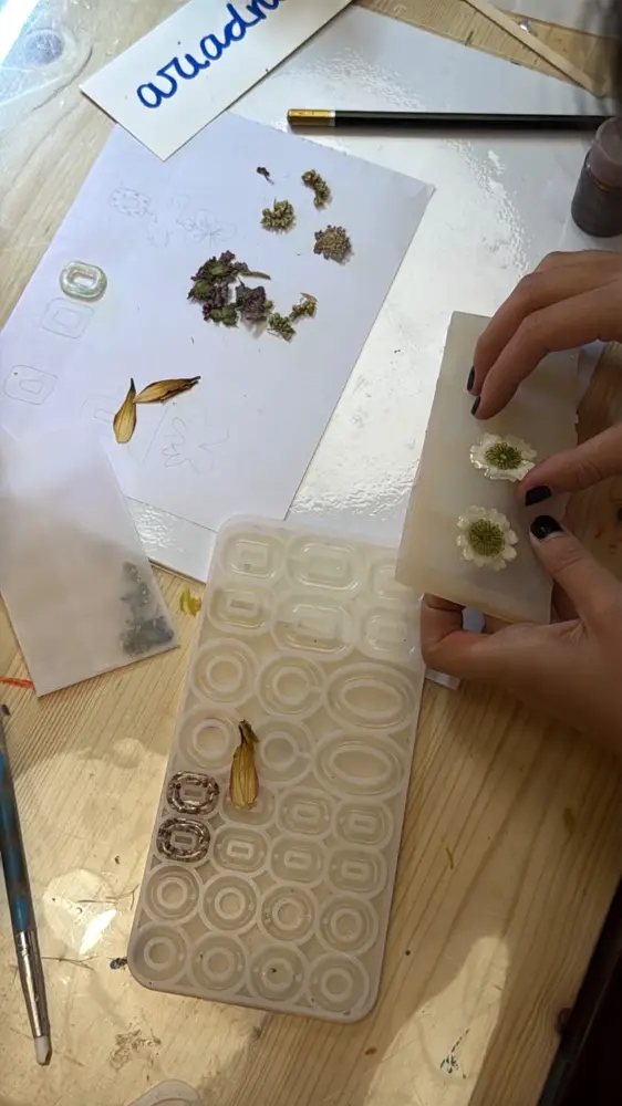Flores secas preparadas para un taller de joyería con resina en Barcelona